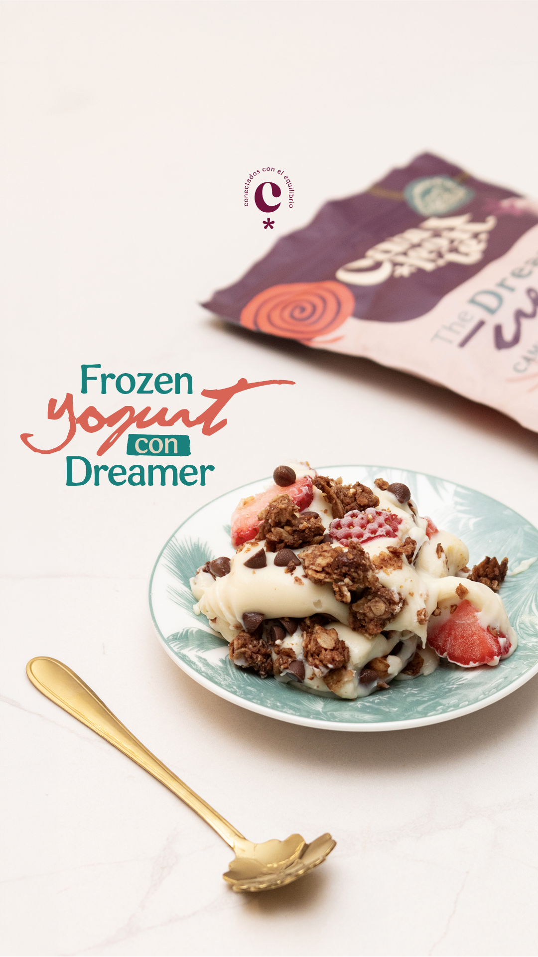 Frozen yogurt con Dreamer Creamer, chocolate blanco, fresas, granola y chips de chocolate