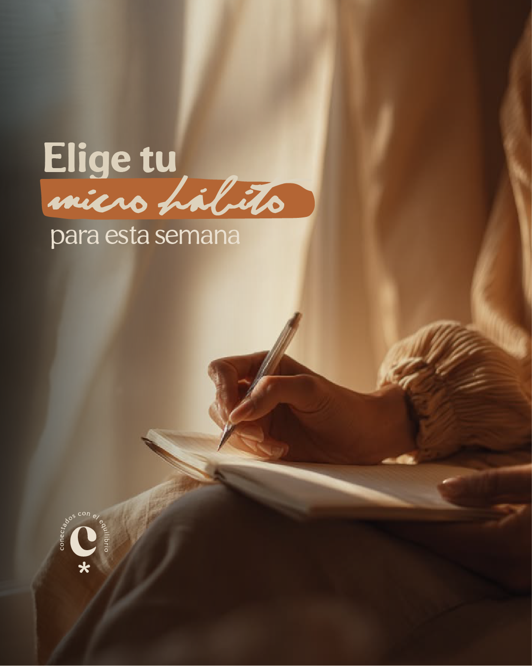 Mujer escribiendo un microhábito saludable para comenzar una rutina de bienestar sostenible.